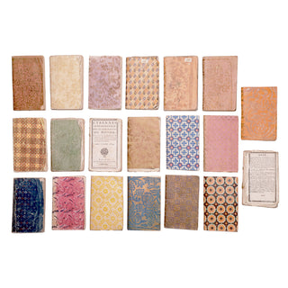 Bel ensemble de 20 almanachs populaires conservés dans leur couverture d’origine en papier dominoté.