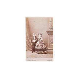 [PORTRAIT CARTE DE VISITE] - Le général Tom Thumb et Lavinia Warren. c. 1860.