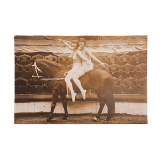 MANUEL (Henri) – Les Dolly sisters qui présentent le soir un numéro de voltige au Gala des Artistes